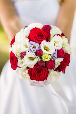 Gelin holding renkli düğün buketi