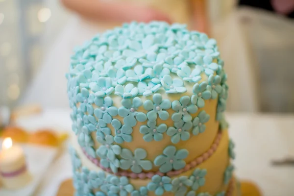 Γαμήλια τούρτα με γαλάζια λουλούδια στολίδι — Φωτογραφία Αρχείου