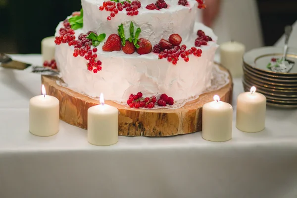 Torta nuziale con bacche — Foto Stock