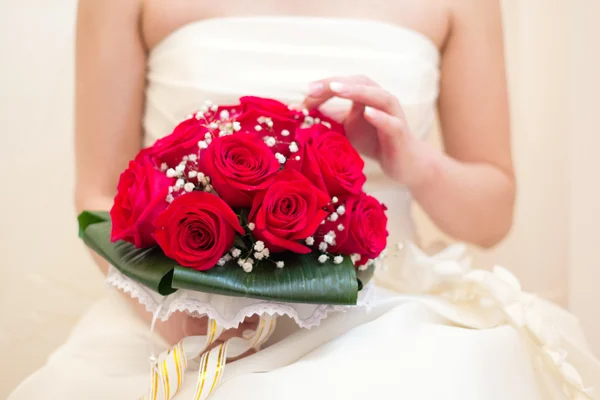 Nevěsta hospodářství barevné svatební kytice — Stock fotografie