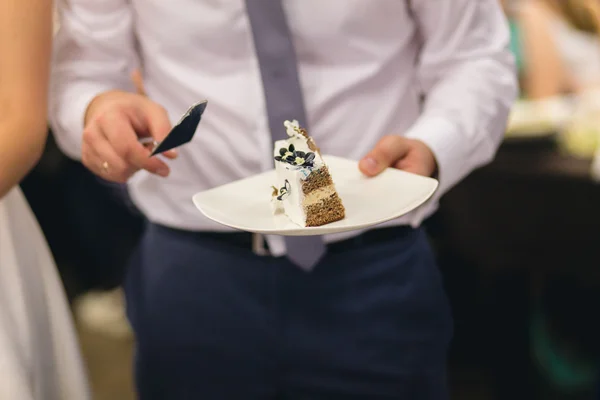 Recién casados cortando el pastel de bodas — Foto de Stock