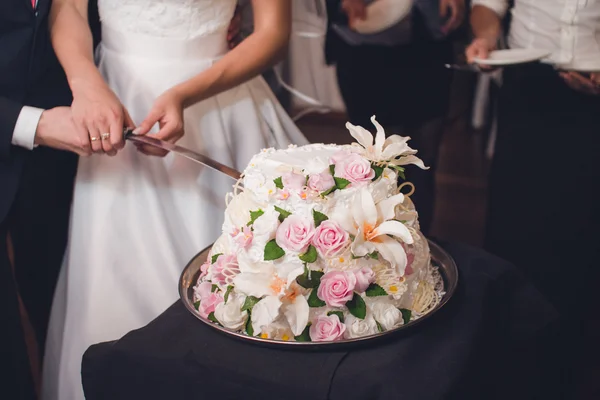 Recém-casados cortando o bolo de casamento — Fotografia de Stock