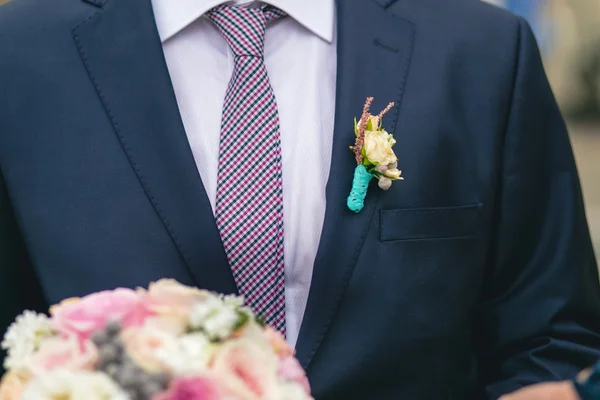 Groom suit with boutonniere and tie — Stock Photo, Image