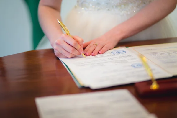 新娘签署结婚证书 — 图库照片