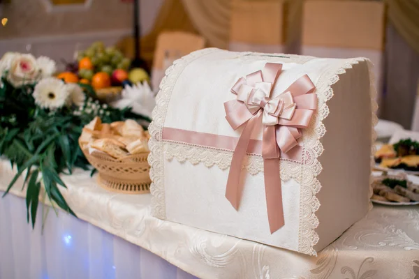 Wedding box with a brown bow — Stock Photo, Image