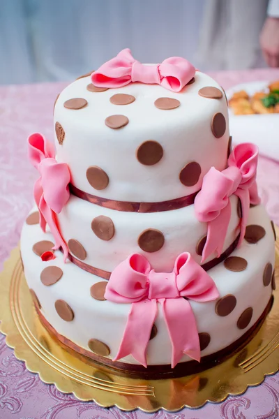 Torta nuziale a pois con fiocco — Foto Stock