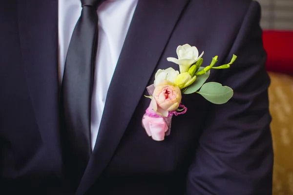 Groom suit with boutonniere and tie — Stock Photo, Image