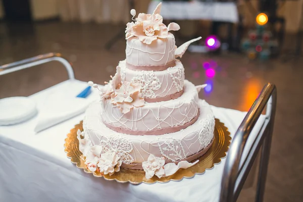 Gâteau de mariage brun à motifs — Photo