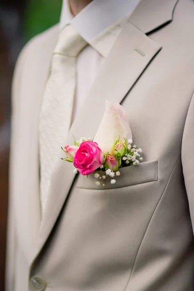 Boutonniere di nozze su un abito bianco — Foto Stock