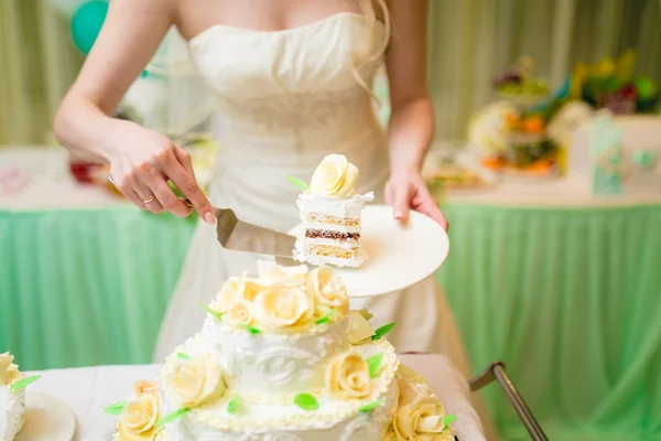 Mariée coupant le gâteau de mariage — Photo