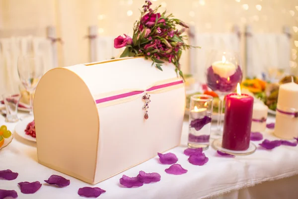 Caja de boda en mesa de banquete —  Fotos de Stock