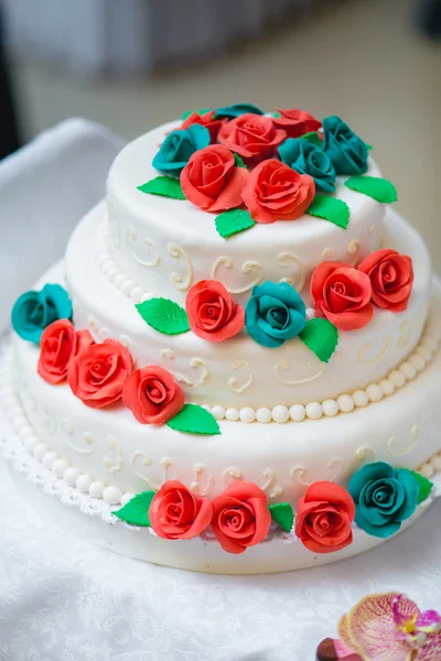 Pastel de boda con flores —  Fotos de Stock