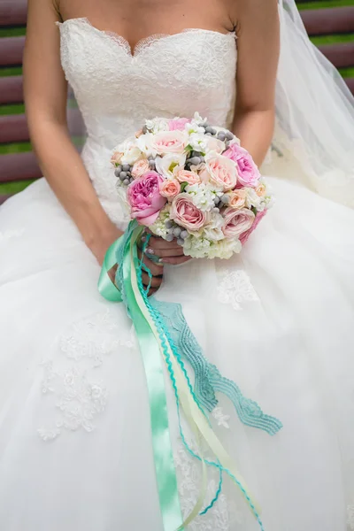 Bouquet da sposa con nastri — Foto Stock
