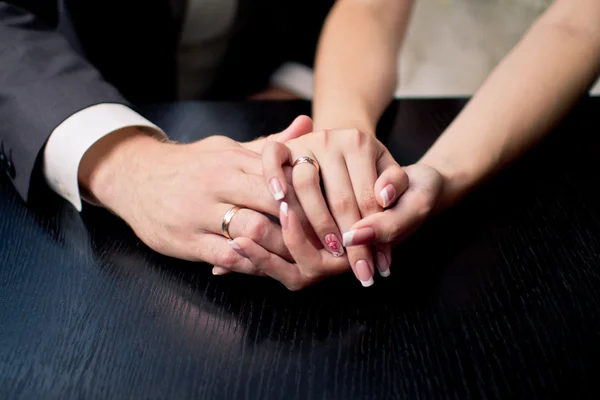 新郎和新娘的戒指的手 — 图库照片