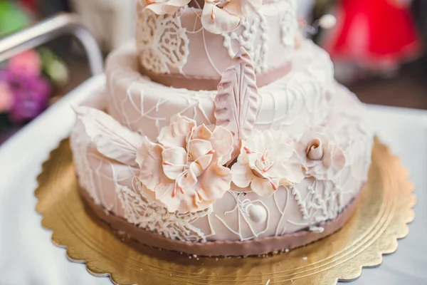 图案的布朗婚礼蛋糕 — 图库照片