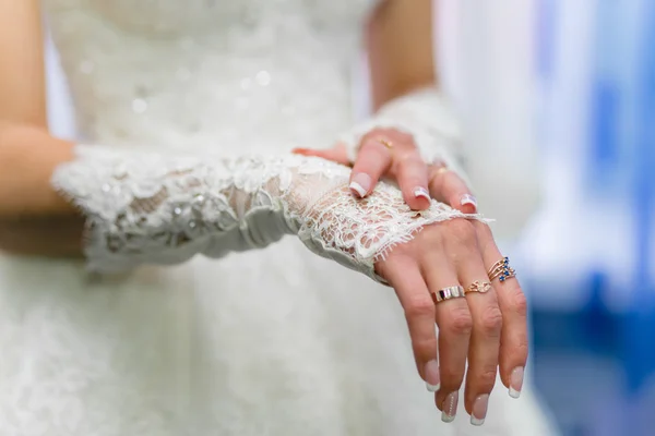Novia lleva guantes de boda —  Fotos de Stock