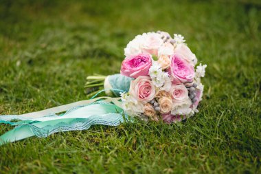 renkli düğün buketi