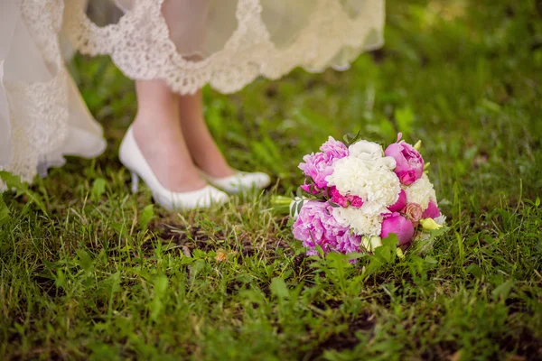 Букет невесты и туфли — стоковое фото
