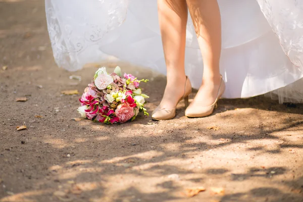 Buquê de noiva e sapatos — Fotografia de Stock
