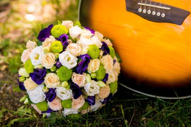 Düğün buketi ve gitar