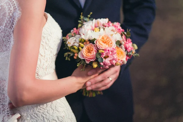 Mani di sposo e sposa con anelli — Foto Stock