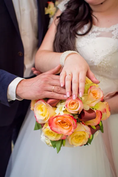 Handen van bruid en bruidegom met ringen — Stockfoto