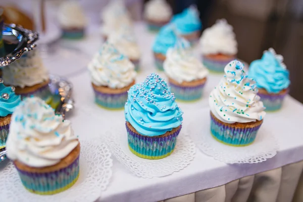 Pasteles azules de vacaciones en la mesa — Foto de Stock