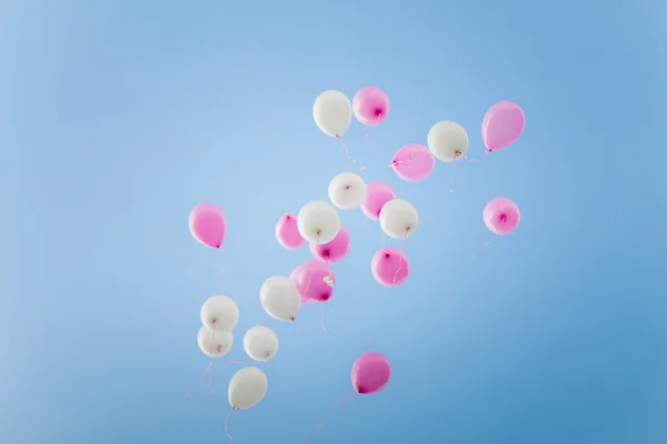 Beyaz ve pembe balonlar gökyüzünde — Stok fotoğraf