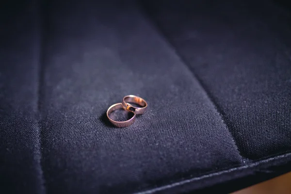 블랙에 결혼 반지 — 스톡 사진