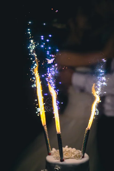 Hochzeitstorte mit Feuerwerk — Stockfoto