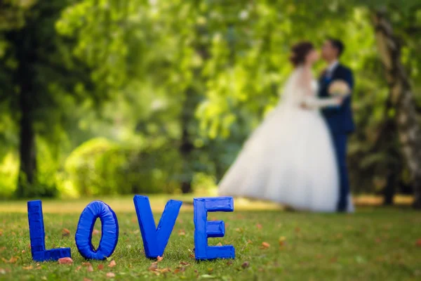 Un signo de amor y besar novio y novia —  Fotos de Stock