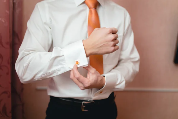 Nyakkendőtű kézzel — Stock Fotó