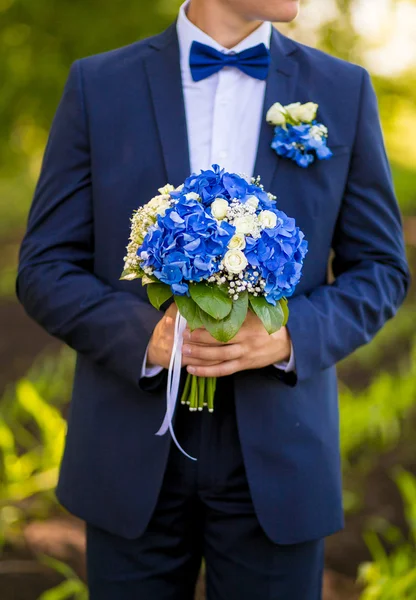 Bröllop brudgummen redo i kostym — Stockfoto