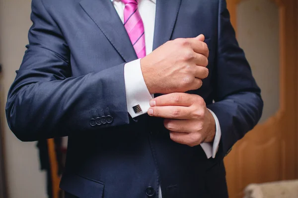 Nyakkendőtű kézzel — Stock Fotó