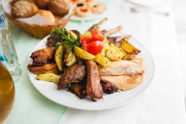 Ziyafet masada patates ile tavuk