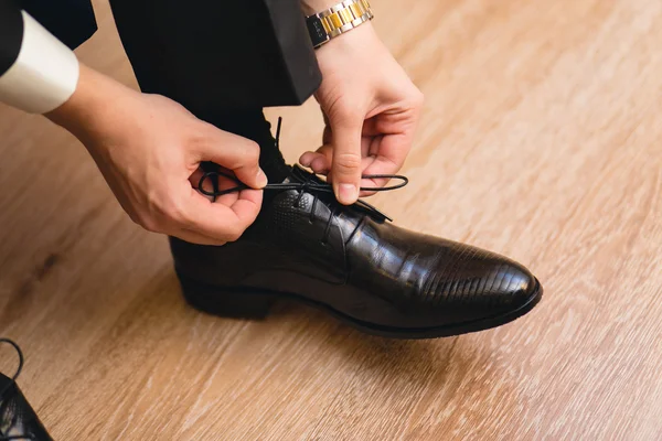 Hombre atando cordones de zapatos en zapatos —  Fotos de Stock