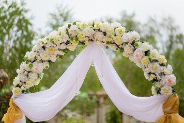Düğün kemer dekore edilmiş