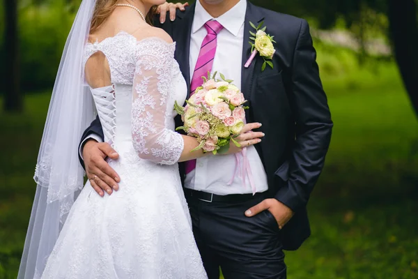 Sposa sta abbracciando sposo — Foto Stock