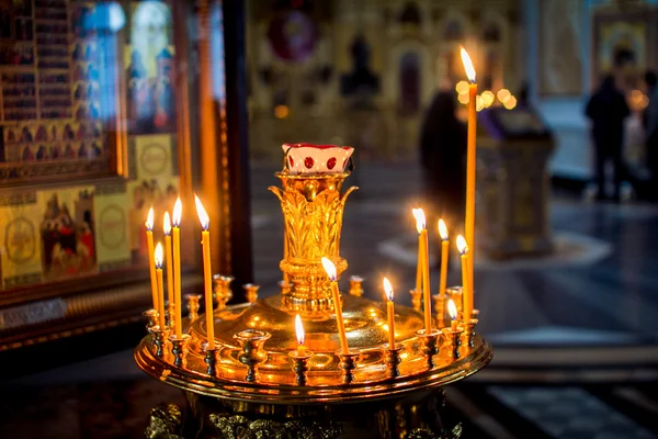Svíčky hoří v kostele — Stock fotografie