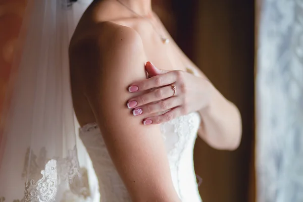 La mano de la novia en el hombro — Foto de Stock