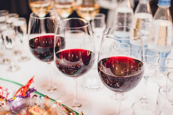 Vasos de vino en el banquete — Foto de Stock