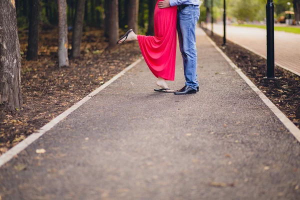 Detail der Beine eines Paares, das sich im Park küsst — Stockfoto