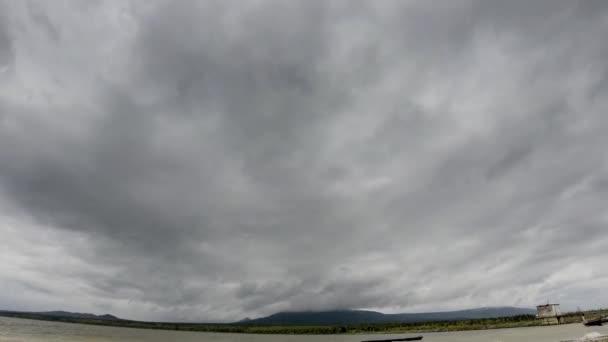 时间流逝的云彩在湖岸 — 图库视频影像