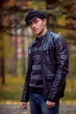 Kendine güvenen adam açık