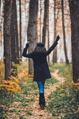 Kız parkta yürüyüş eğlenceli