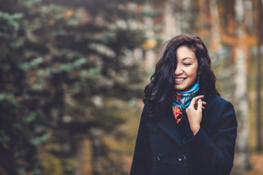 Uzun saçlarını dalga eğleniyor kadın