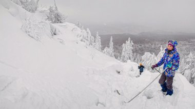 Kış dağlarda yürüyüş