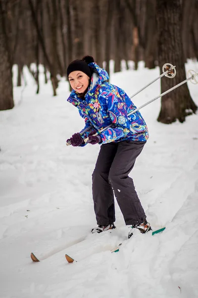 Mulher esquiador na floresta — Fotografia de Stock