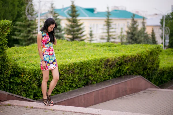 Красивая молодая женщина в цветном платье — стоковое фото
