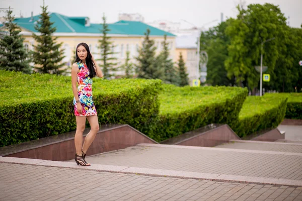 Hermosa mujer joven en vestido de color — Foto de Stock